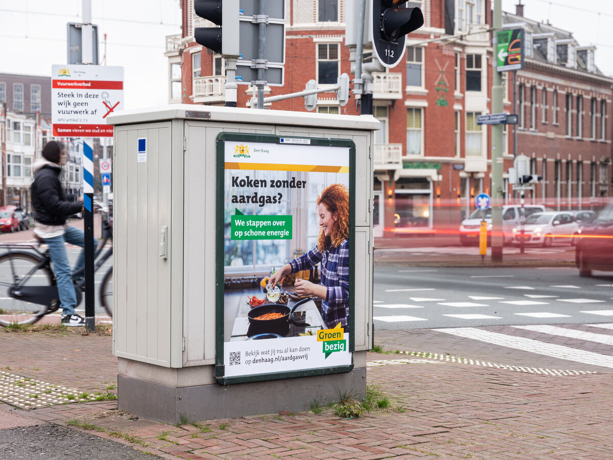 gemeente den haag aardgasvrij campagne: poster langs een drukke straat in Den Haag