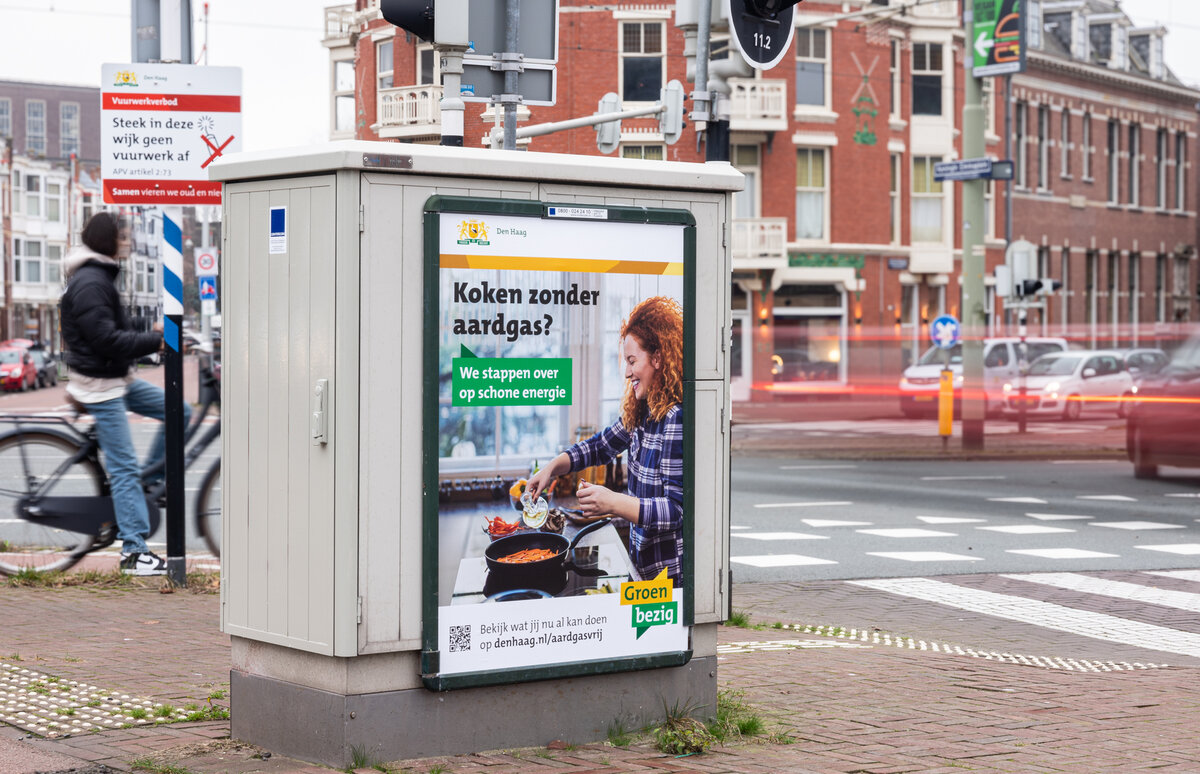 gemeente den haag aardgasvrij campagne: poster langs een drukke straat in Den Haag