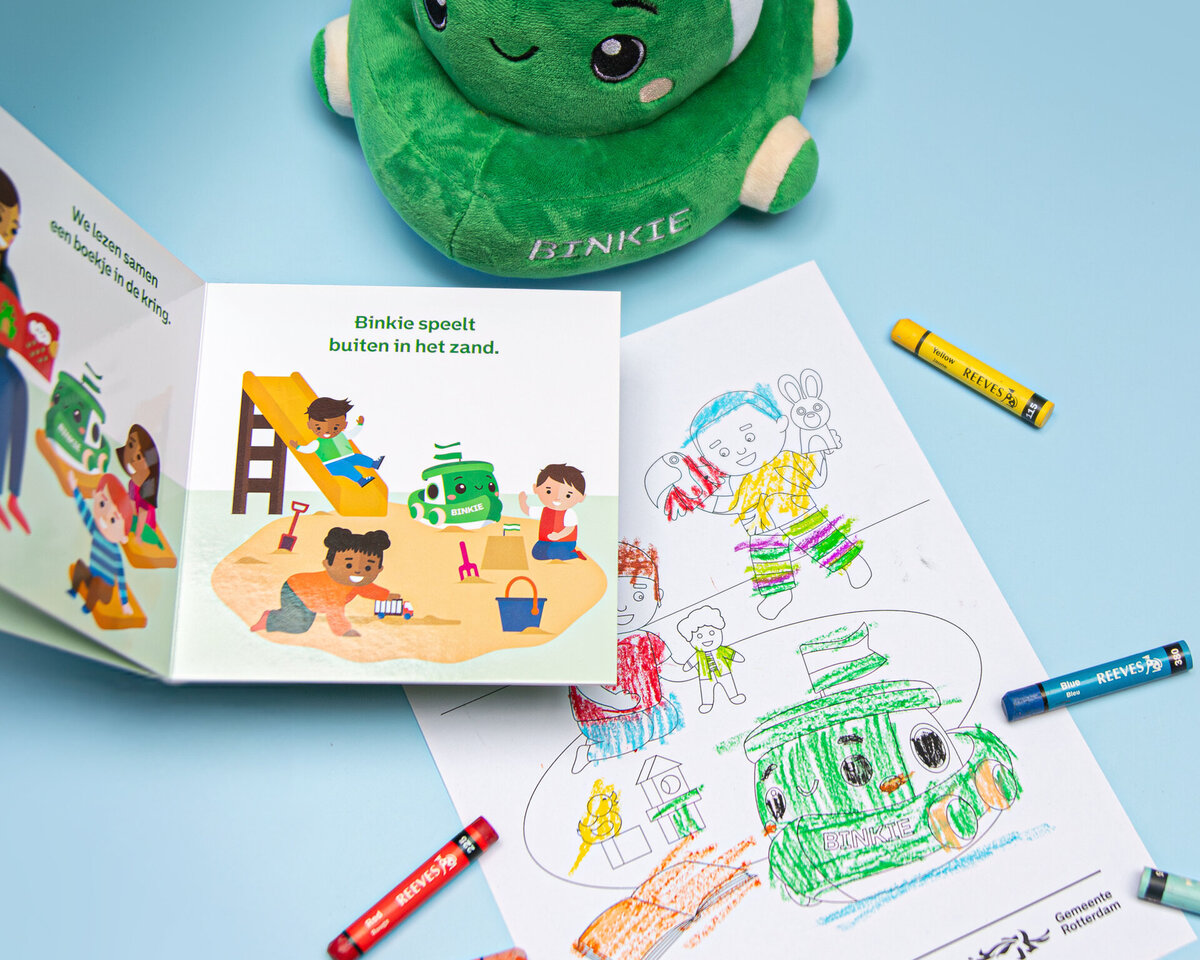 foto van middelen van de peutergroep: boekje, kleurplaat, knuffel