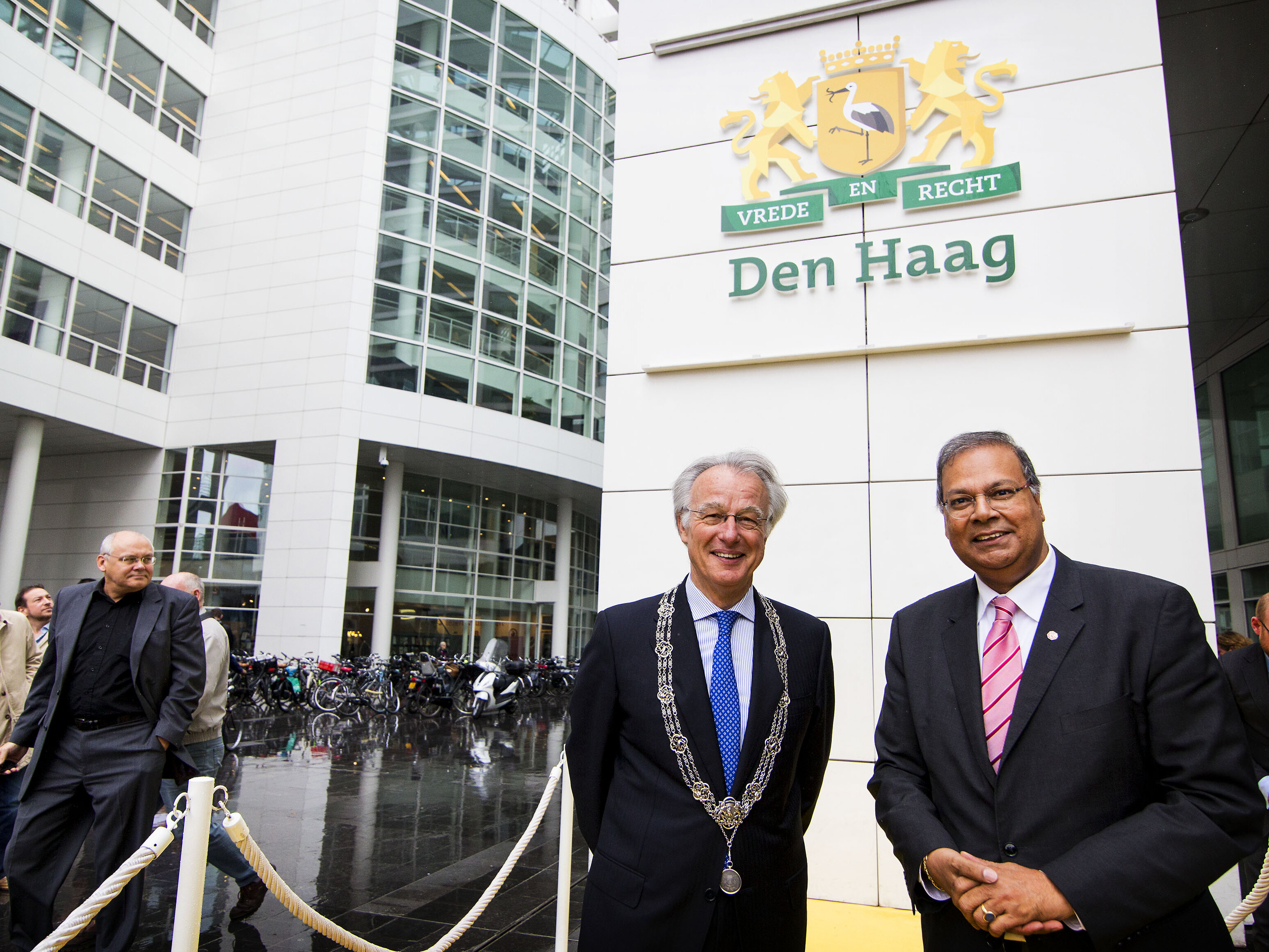 Gemeente Den Haag burgemeester bij het stadhuis