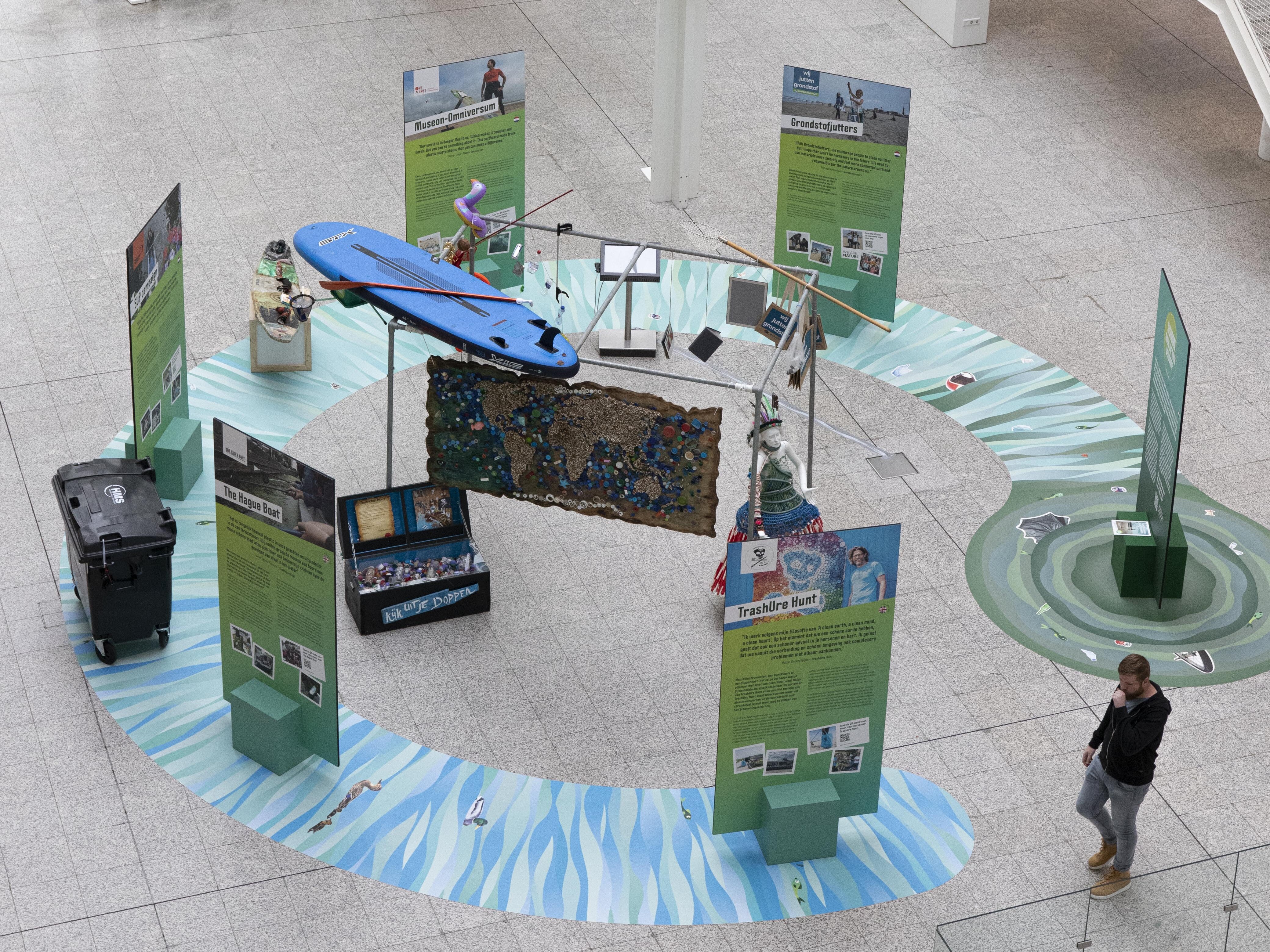 Expositie Den Haag schoon in Atrium Stadhuis in vogelvlucht perspectief