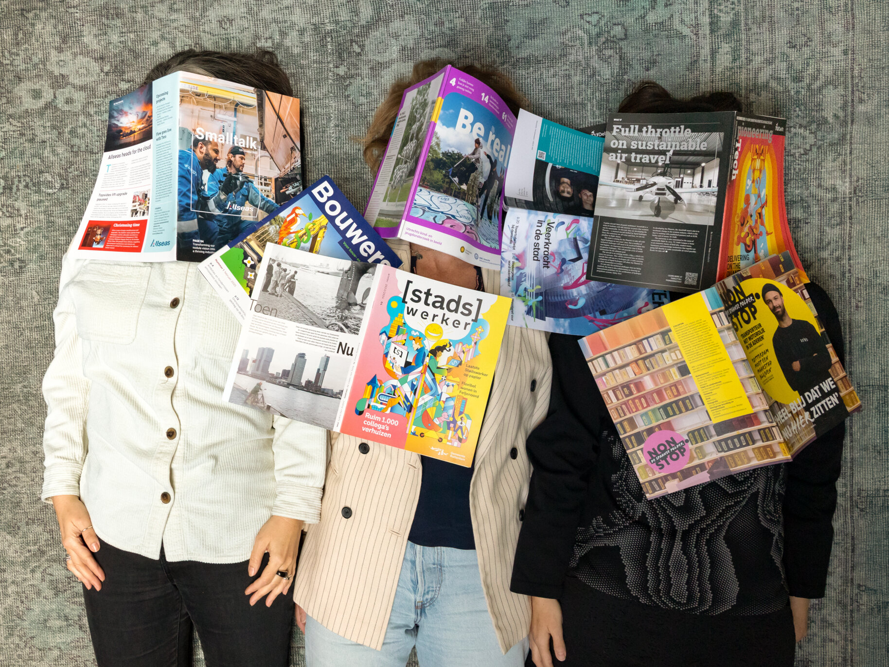 magazines over hoofden van team heen