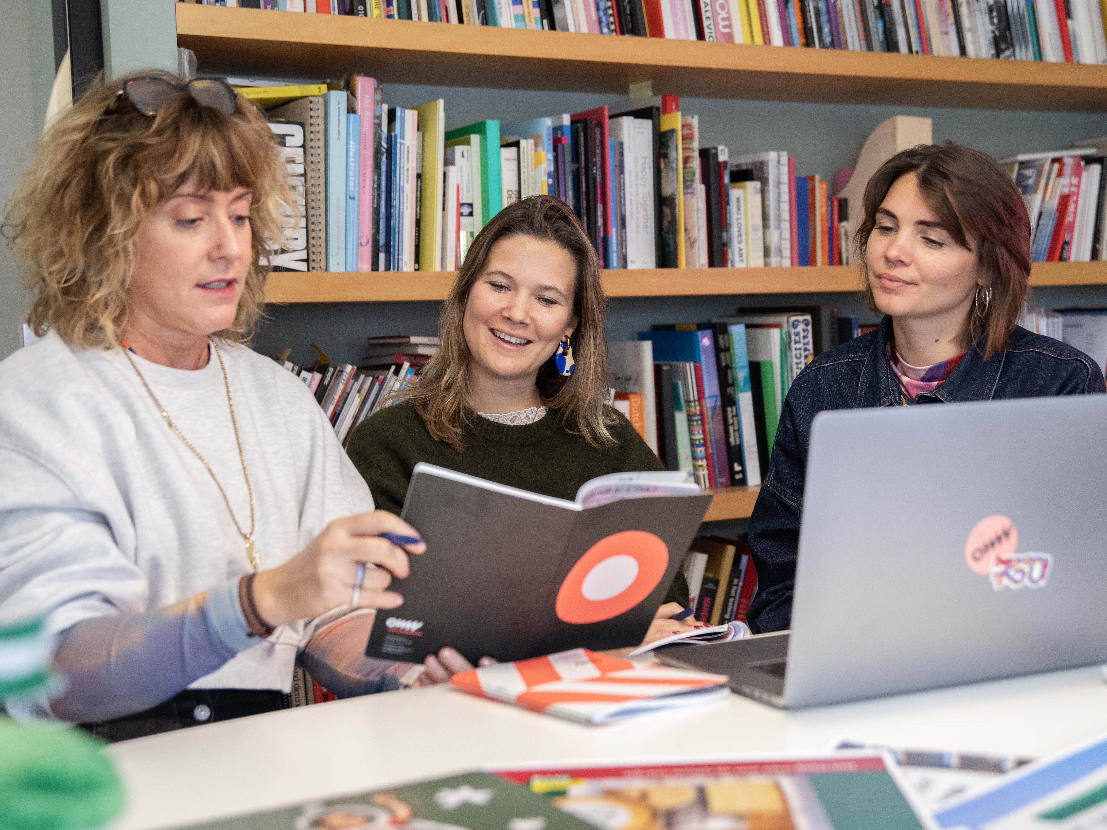 collega's erika eva en lisanne in een meeting 