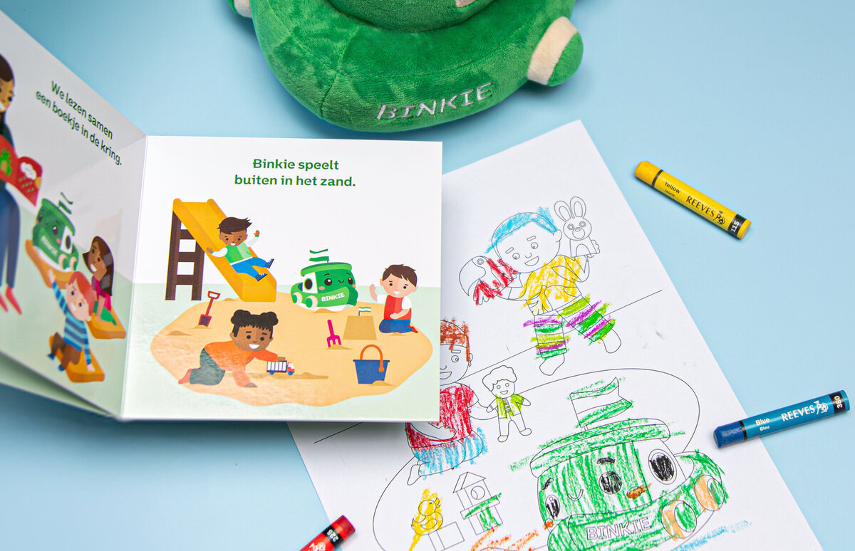 foto van middelen van de peutergroep: boekje, kleurplaat, knuffel