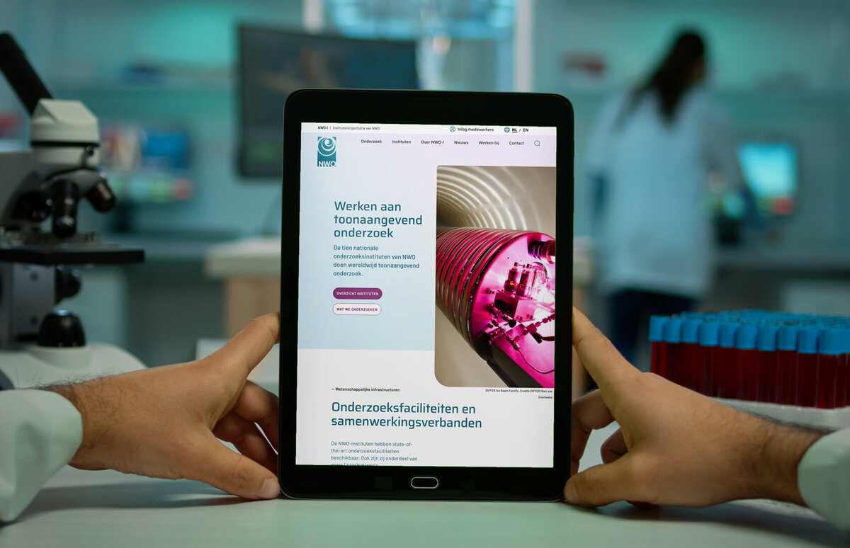 ipad in een onderzoekslab met daarop de website van nwo-i